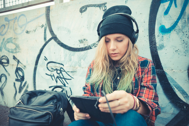 Kaunis nuori blondi hiukset nainen hipster kuuntelee musiikkia
 - Valokuva, kuva