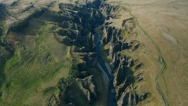 Ισλανδικά πράσινα βουνά και πανοράματα. φαράγγι Fjadrargljufur. Υψηλής ποιότητας φωτογραφία - Φωτογραφία, εικόνα