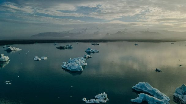 Panorama aéreo de drones del famoso lago Joekulsarlon laguna glacial y playa de diamantes con sus icebergs. Foto de alta calidad - Foto, Imagen