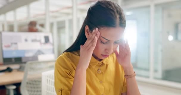 Άγχος, πονοκέφαλος και κουρασμένη επιχειρηματίας στο γραφείο με πόνο, πρόβλημα ψυχικής υγείας και κίνδυνο για την υγεία. Κόπωση, άγχος και εξάντληση δημιουργικός εργαζόμενος ή εργαζόμενος με ημικρανία σκέψης της αποτυχίας ή λάθους. - Πλάνα, βίντεο