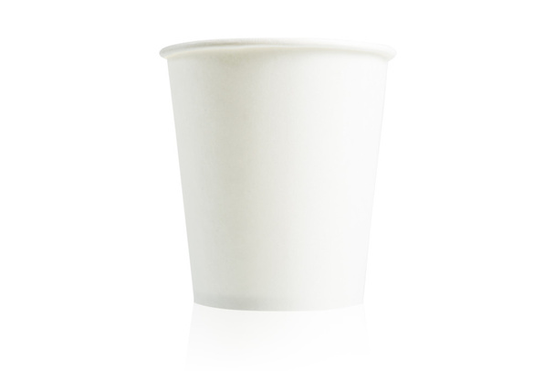 Одноразовые бумажные стаканчики на белом фоне
 - Фото, изображение