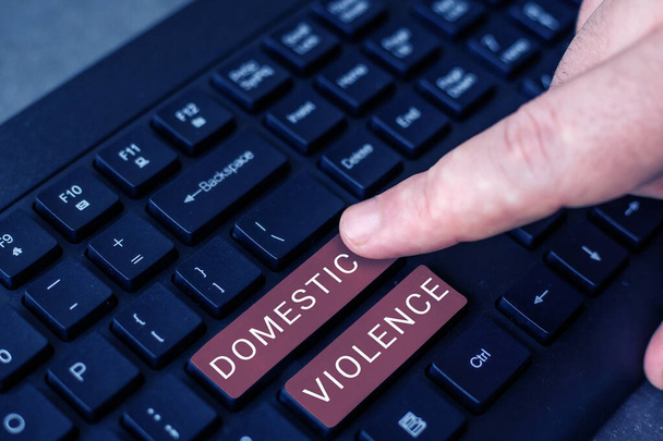 テキストを手書きする家庭内暴力、暴力的または虐待的な行為のための単語一家族または家庭のメンバーによって指示 - 写真・画像