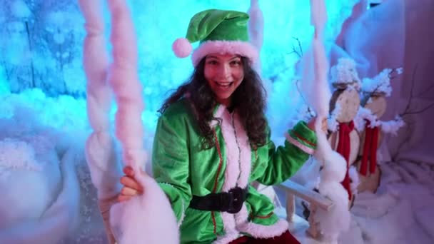 Άγιος Βασίλης βοηθός ξωτικό έχει τη διασκέδαση - Πλάνα, βίντεο