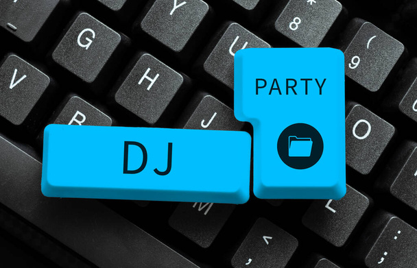Título conceptual Dj Party, Internet Concept person who introduces and plays recorded popular music on radio - Foto, imagen