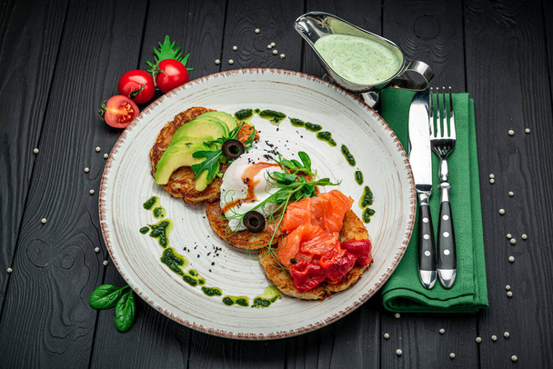 Potatoes pancakes, Hash brown. Hashbrown with feta cheese, salted salmon and chopped avocado. Healthy and wholesome food. Serving food in a restaurant. Photo for the menu. - Foto, Imagem