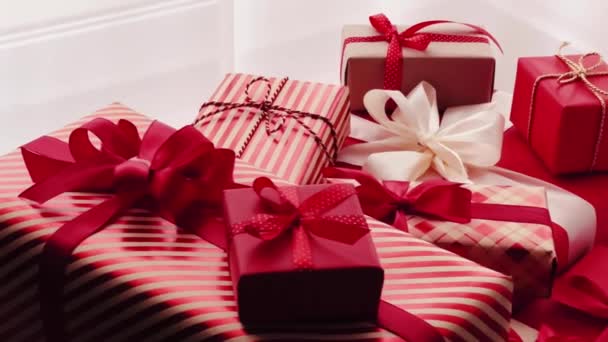 Χριστουγεννιάτικα δώρα και δώρα, κλασικά κόκκινα και ροζ κουτιά δώρων, τυλιγμένο πολυτελές δώρο για τα γενέθλια, Ημέρα του Αγίου Βαλεντίνου, Χριστούγεννα και διακοπές. - Πλάνα, βίντεο
