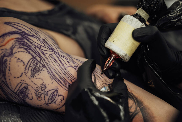 Close Up of Process of Creating Tattoo Art, Artist Draws on Clients Skin - Foto, Imagen