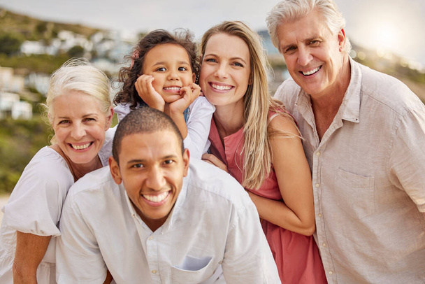 Portrét staršího bělošského páru na pláži s dětmi a vnoučaty. Smíšené rasy rodina relaxační na pláži baví a sbližování. - Fotografie, Obrázek