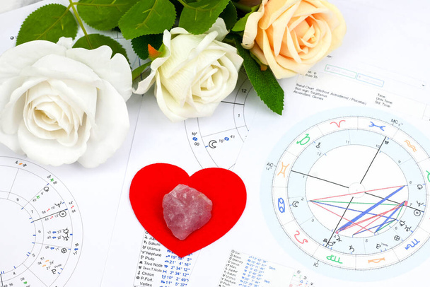 Печатная астрологическая диаграмма рождения, розы, сердце, розовый кварц символизируют романтику, любовь, отношения. рабочее место астрологии, духовной, призвания, увлечения и страсть, чертежи и карты жизни - Фото, изображение