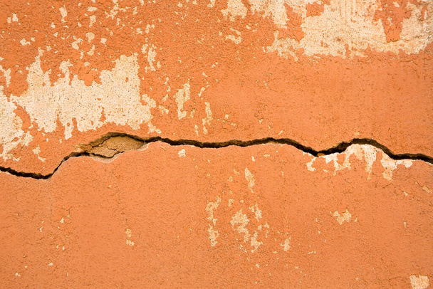 Syvä horisontaalinen halkeama vanha seinä vaurioitunut kipsi  - Valokuva, kuva