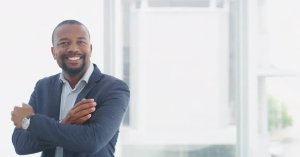 Happy, lach en gezicht van zakenman in functie voor management, leiderschap en visie. Professioneel, uitvoerend en toekomstig met portret van zwarte man ceo in startup agency voor mindset, carrière of doel. - Video