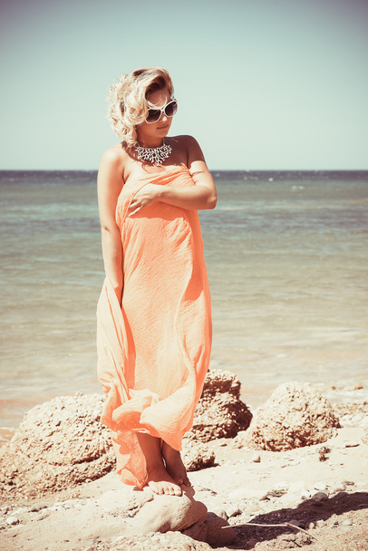 blond kobieta moda w wakacje - Zdjęcie, obraz