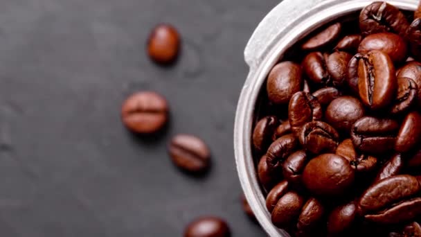 Κοντινό πλάνο των κόκκων καφέ. Αρωματικοί κόκκοι καφέ - Πλάνα, βίντεο