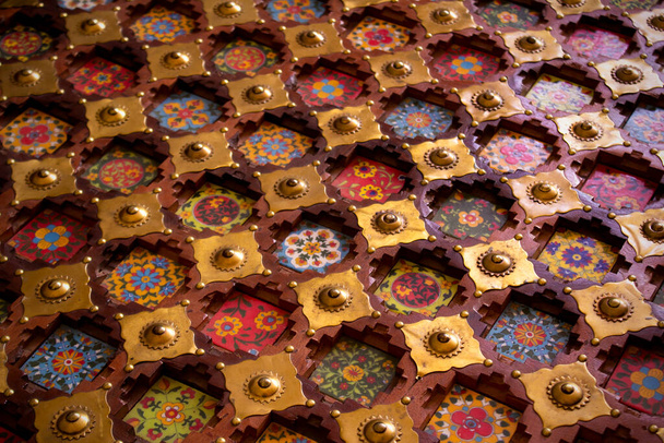 Πολύχρωμο όμορφο διακοσμημένο κλασικό ασιατικό χρυσό μοτίβο χειροποίητα χειροποίητα ξύλινα έπιπλα - Φωτογραφία, εικόνα