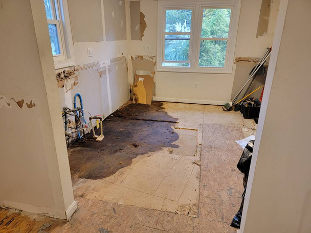 leak under kitchen floor found during construction - Foto, Bild