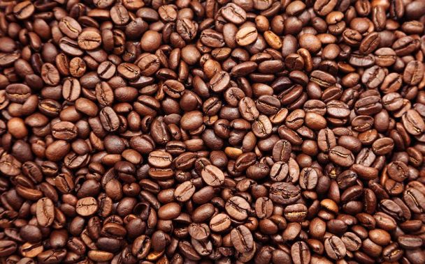 Gros plan sur les grains de café brun torréfiés backgroun - Photo, image