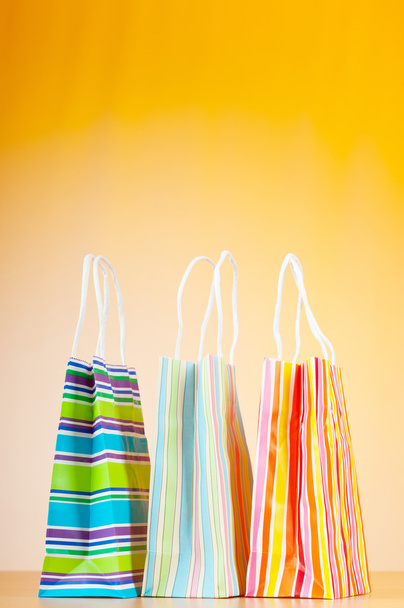 boodschappentassen tegen achtergrond met kleurovergang - Foto, afbeelding