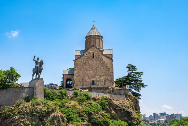 メテキ教会とグルジアのトビリシの旧市街の崖の上に王Vakhtangゴルガサリの記念碑。メテキの聖母マリア教会は川のほとりにあるグルジア正教会です。. - 写真・画像