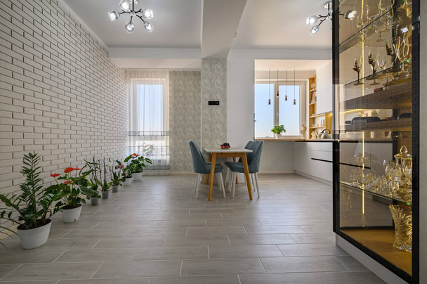 A modern white studio with a kitchen and dining area that is perfect for the home chef - Foto, Imagen