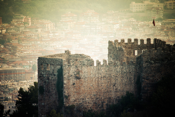 Ruïnes van het fort in oude stad Alanië, Turkije. Afgezwakt - Foto, afbeelding