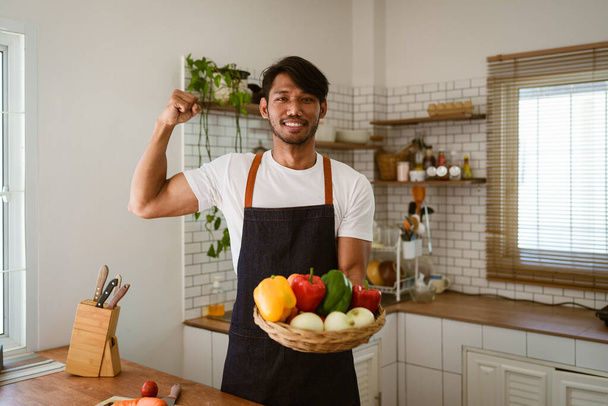 Портрет азіата, який готує салат удома. приготування їжі та життєвий момент. - Фото, зображення