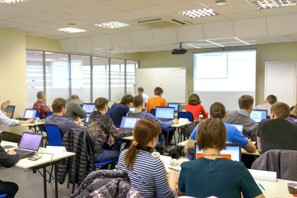 Pessoas sentadas atrás da aula de informática
 - Foto, Imagem