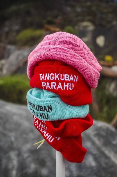 Handmade knitted beanie produced by small home industries are souvenirs for tourists at the Mount Tangkuban Parahu tourist spot in Bandung, Indonesia. Sold in stalls around the crater. - Foto, imagen