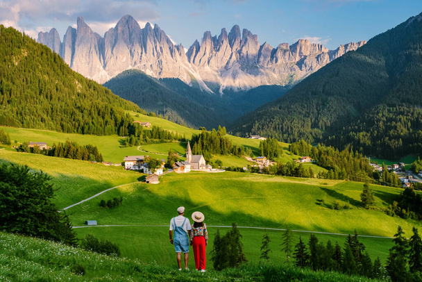 para oglądająca krajobraz wioski Santa Maddalena w Dolomitach Włochy, miejscowość Santa Magdalena magiczne Dolomity, dolina Val di Funes, region Trentino Alto Adige, Południowy Tyrol, Włochy,  - Zdjęcie, obraz