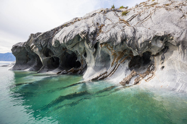 一般的なカレラ、パタゴニア、チリの湖の珍しい大理石の洞窟。Carretera アウストラル旅行. - 写真・画像