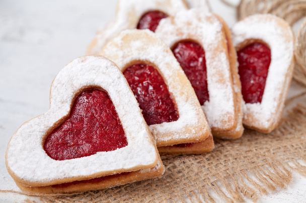 Biscuits en forme de coeur avec confiture pour la Saint-Valentin sur textile
 - Photo, image