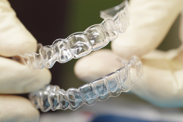 Lékaři ruce držící silikonu v ústech stráže - Fotografie, Obrázek
