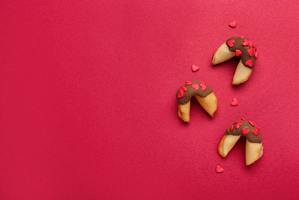 Печенье удачи с сердцем на красном фоне. Празднование Дня Святого Валентина - Фото, изображение