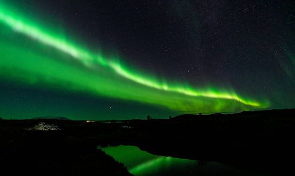 Green light rays over the canal at night, Aurora Borealis - Foto, imagen