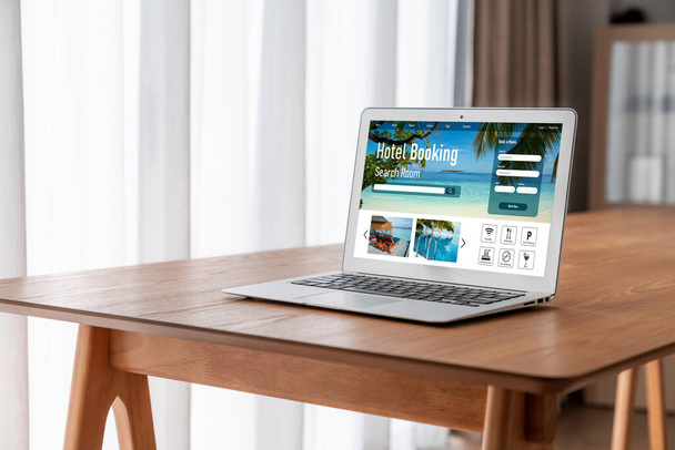 Online hotellimajoitus varaus verkkosivuilla tarjoavat modish varausjärjestelmä. Matkustusteknologian käsite . - Valokuva, kuva