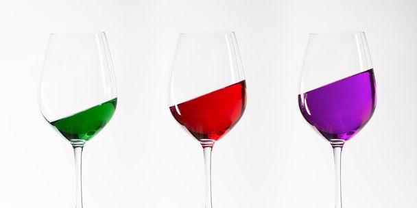 3 つの緑赤と紫傾斜満たされたワイングラス - 写真・画像