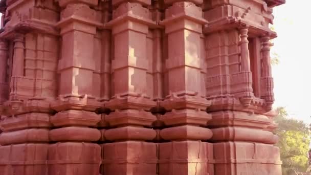 древняя индуистская архитектура храма под другим углом в день - Кадры, видео
