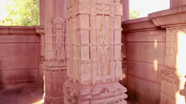 αρχαία αρχιτεκτονική κολόνων του ναού των οπισθίων από διαφορετική γωνία την ημέρα - Πλάνα, βίντεο