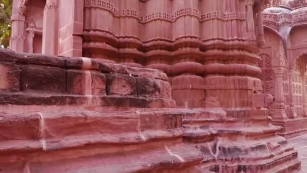 αρχαία αρχιτεκτονική του ναού των Ινδουιστών από διαφορετική γωνία την ημέρα - Πλάνα, βίντεο