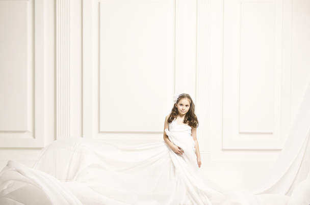 Little girl in white flying dress - Foto, afbeelding