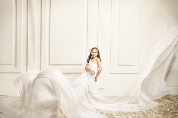 kleines Mädchen im weißen fliegenden Kleid - Foto, Bild