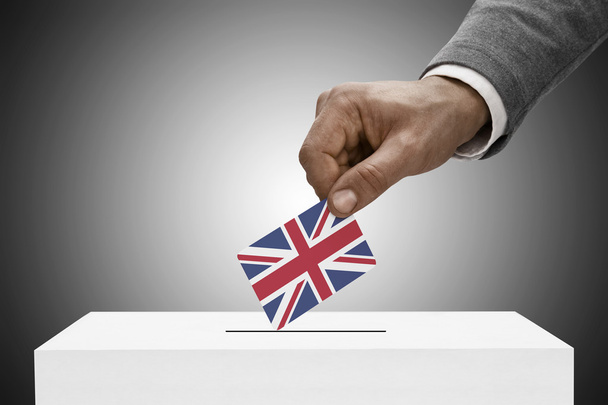 Μαύρο αρσενικό κρατώντας την σημαία. Ψηφοφορία έννοια - Ηνωμένο Βασίλειο - Φωτογραφία, εικόνα