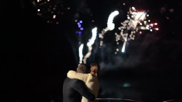 花火敬礼を見て幸せな結婚式のカップル - 映像、動画
