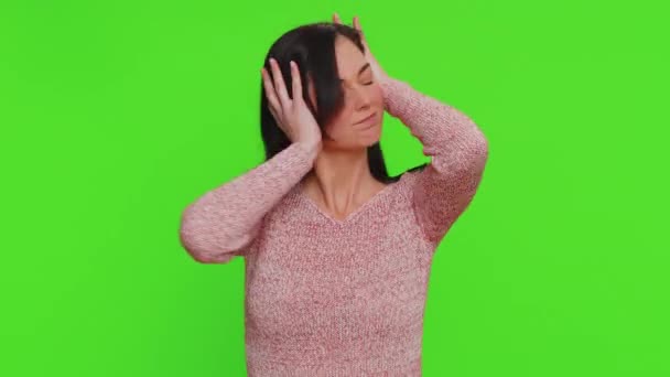 Dont want to hear and listen. Frustrated annoyed irritated one pretty woman covering ears gesturing No, avoiding advice ignoring unpleasant noise loud voices. Young girl on green chroma key background - Metraje, vídeo