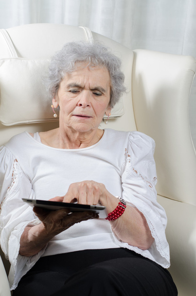 Vecchia donna con tablet in mano
 - Foto, immagini