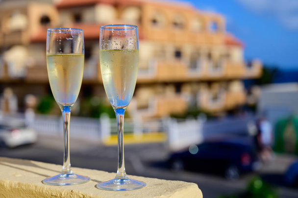 Δείπνο κόμμα, πίνοντας cava ή σαμπάνια αφρώδη οίνο στο θέρετρο διακοπών Caleta Fuste, Fuerteventura, Κανάρια νησιά χειμερινές διακοπές, Ισπανία - Φωτογραφία, εικόνα