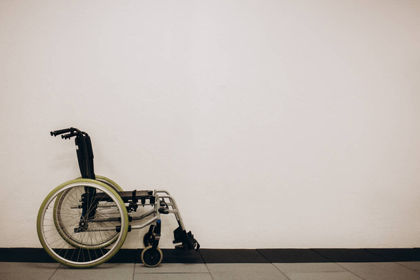 Rolstoelen in het ziekenhuis, rolstoelen wachten op de patiëntendienst. met lichte kopieerruimte links - Foto, afbeelding