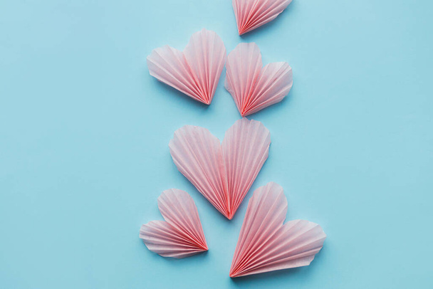 Hyvää ystävänpäivää! Tyylikäs vaaleanpunainen sydämet sininen paperi tausta tasainen lay. Moderni söpö Ystävänpäivä sydän katkaisee koostumuksen tilaa tekstiä. Luova rakkauden banneri - Valokuva, kuva