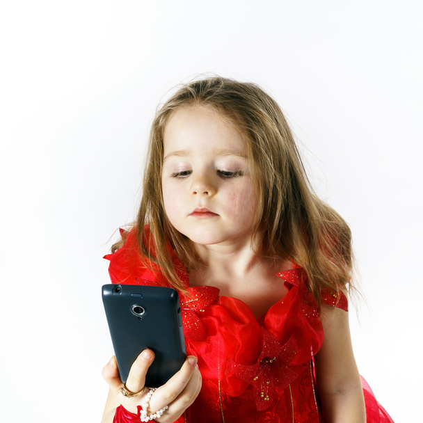 Selfie 写真を撮る赤い服を着てかわいい小さなバレリーナ - 写真・画像