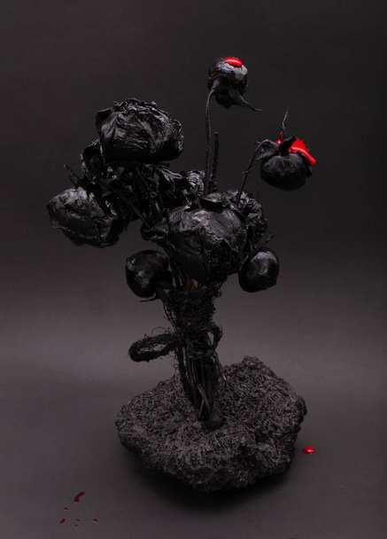 Μαύρο γοτθικό μπουκέτο με κόκκινα στοιχεία σε μαύρο φόντο. Μαύρα και κόκκινα όμορφα λουλούδια. Μονόχρωμη εικόνα. - Φωτογραφία, εικόνα