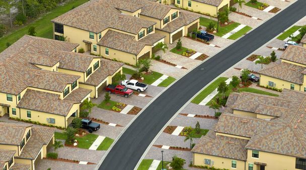 Luchtfoto van dicht bevolkte huizen in Florida gesloten woonclubs. Familie huizen als voorbeeld van vastgoedontwikkeling in Amerikaanse voorsteden. - Foto, afbeelding
